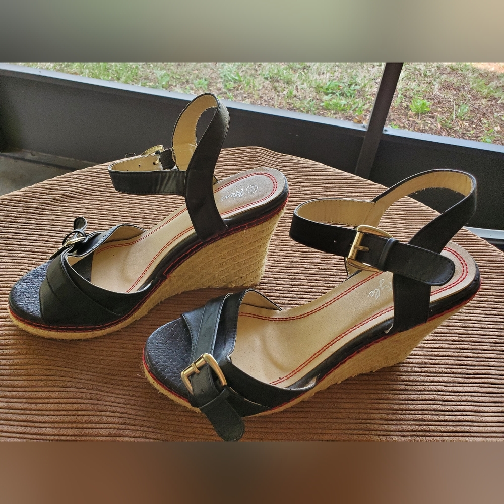 Women's open toe platform ankle strap open toe wedge sandals. Size 11.